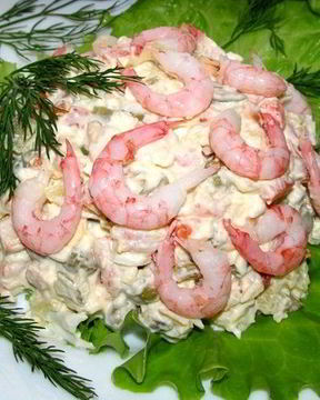 Оливье с креветками и авокадо