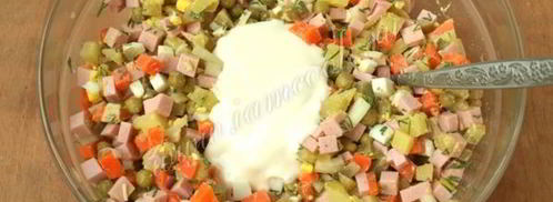 салат оливье с колбасой. Шаг 11