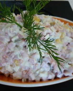 Салат Оливье с копченой колбасой