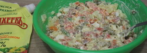 салат оливье с семгой и красной икрой. Шаг 6