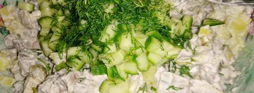 салат оливье с языком и свежим огурцом. Шаг 5