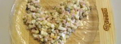 салат оливье в виде петуха. Шаг 8