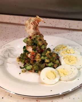 Вегетарианский оливье с сельдереем и горчичным соусом