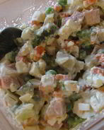 Вкусный оливье с ветчиной и горошком