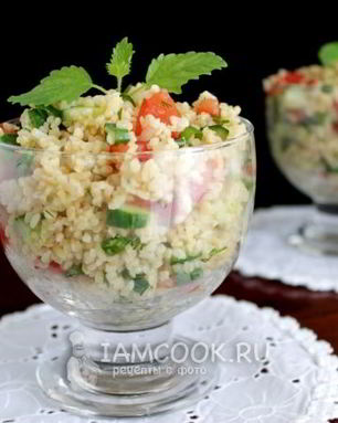 Салат из булгура с помидорами и огурцом