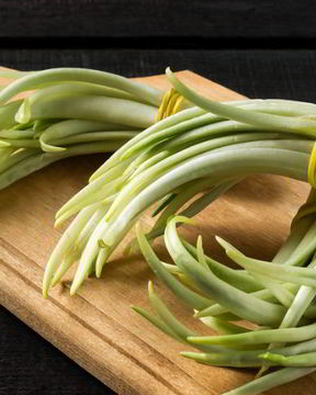 Салат из черемши с томатной заливкой