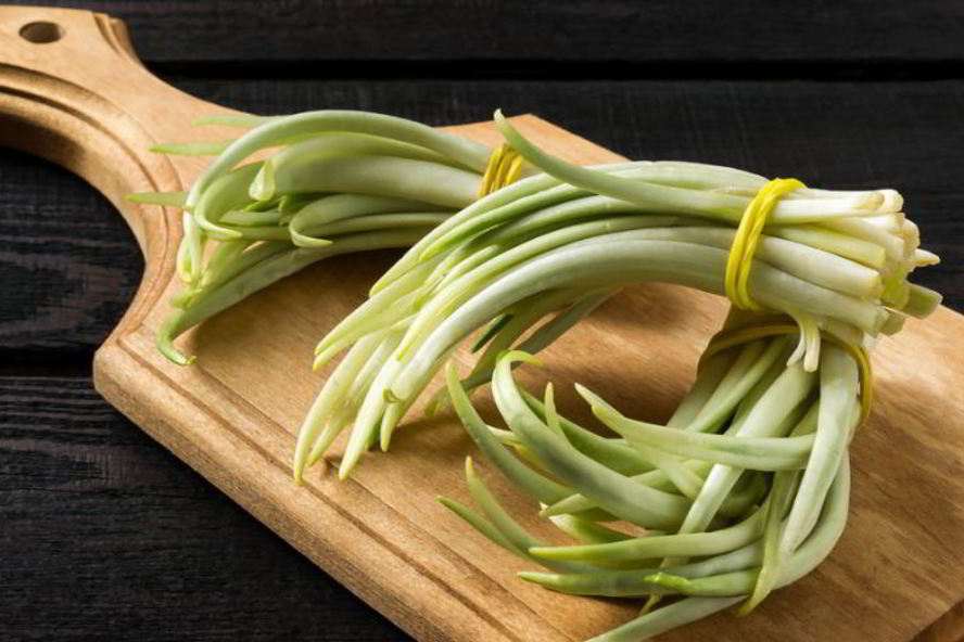 Рецепт салата из черемши с томатной заливкой