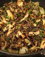 Салат из дикого риса с грибами и петрушкой