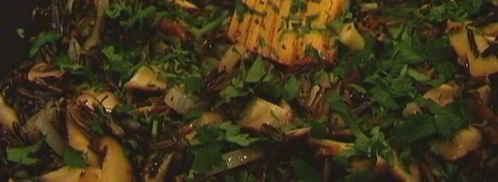 салат из дикого риса с грибами и петрушкой. Шаг 10