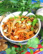 Салат из морковки по-корейски, орехов и зелени