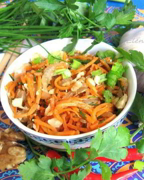 Салат из морковки по-корейски, орехов и зелени