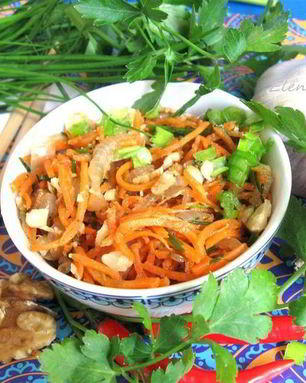Салат из морковки по-корейски, орехов и зелени