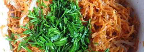 салат из морковки по-корейски, орехов и зелени. Шаг 7