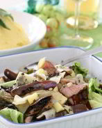 Салат из свинины с маринованными грибами, черносливом и сыром