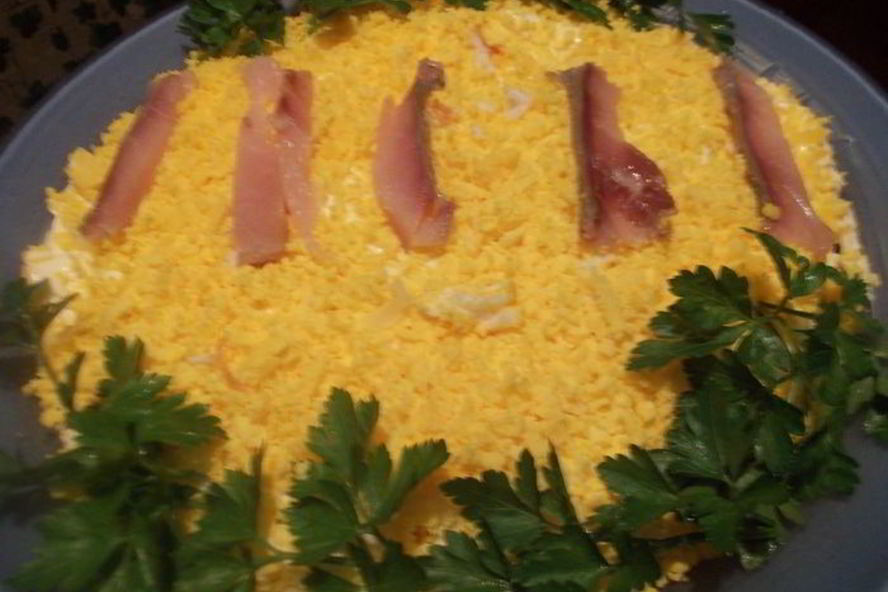 Рецепт салата мимоза с копченой ставридой и яблоком