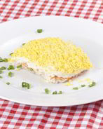 Салат Мимоза с печенью трески и яблоками