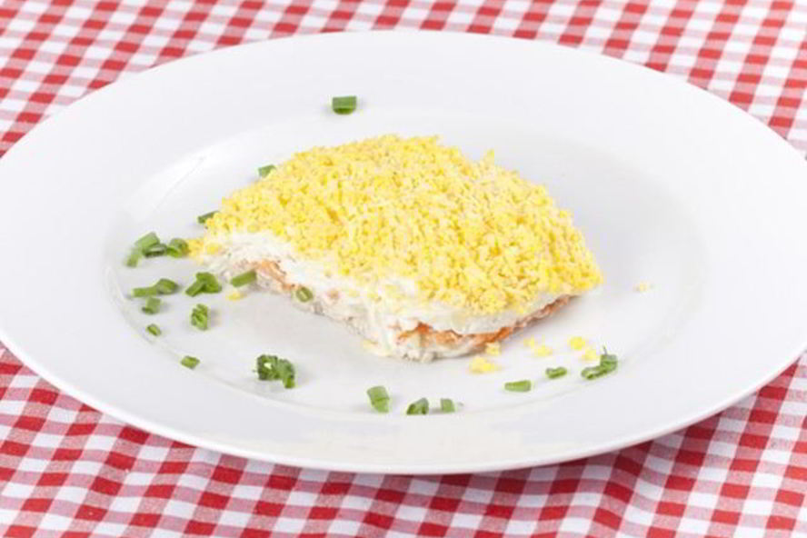 Рецепт салата мимоза с печенью трески и яблоками