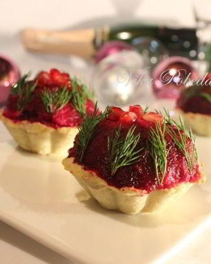 Селедка под шубой в картофельных корзинках