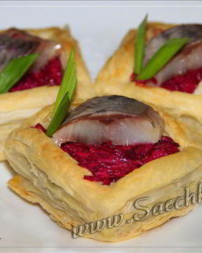 Закуска из слоеного теста Селедка под шубой