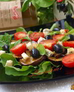 Салат с баклажанами, рукколой и сыром
