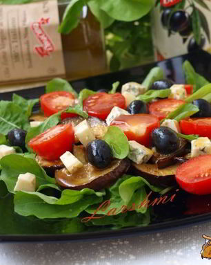 Салат с баклажанами, рукколой и сыром