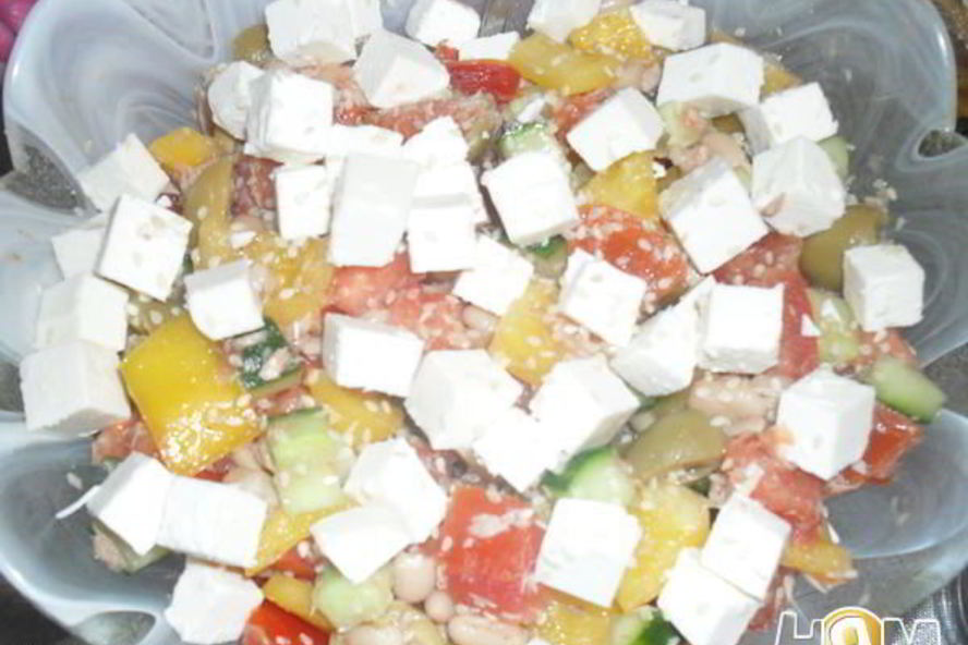 Рецепт салата с фетой, фасолью и тунцом