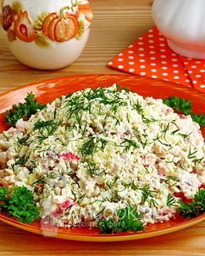 Салат с копченой рыбой, крабовыми палочками и яйцами