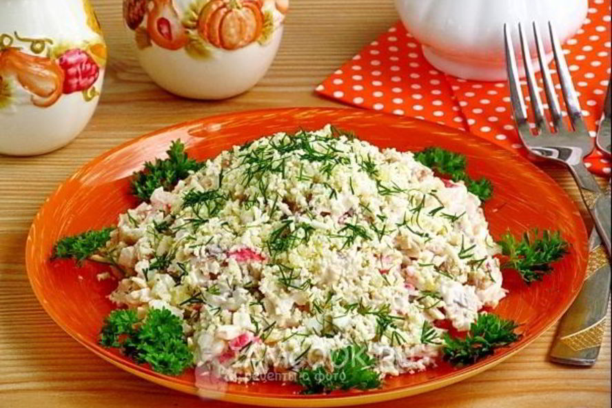 Рецепт салата с копченой рыбой, крабовыми палочками и яйцами