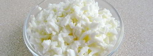 салат с копченой рыбой, крабовыми палочками и яйцами. Шаг 4