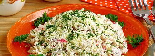 салат с копченой рыбой, крабовыми палочками и яйцами. Шаг 13