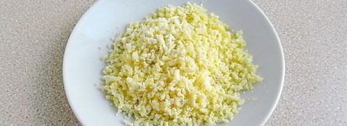 салат с копченой рыбой, крабовыми палочками и яйцами. Шаг 5