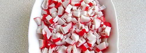 салат с копченой рыбой, крабовыми палочками и яйцами. Шаг 7