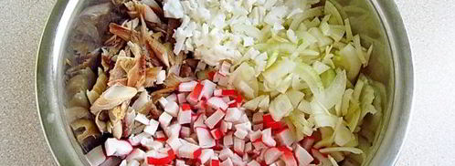 салат с копченой рыбой, крабовыми палочками и яйцами. Шаг 9