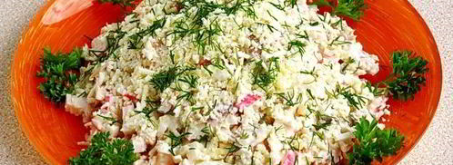 салат с копченой рыбой, крабовыми палочками и яйцами. Шаг 12