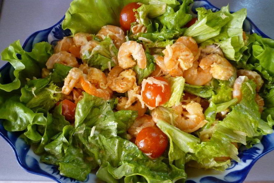 Рецепт салата с креветками и помидорами черри