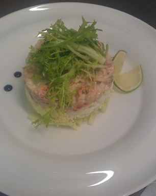 Салат с креветками и раковыми шейками