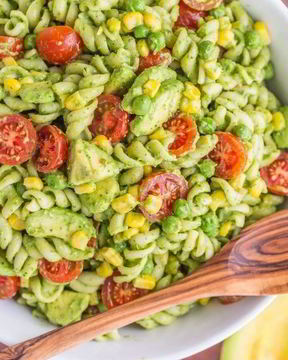 Салат с макаронами и авокадо