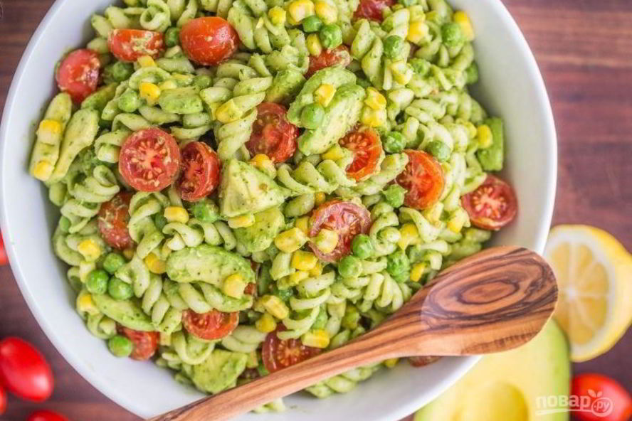 Рецепт салата с макаронами и авокадо