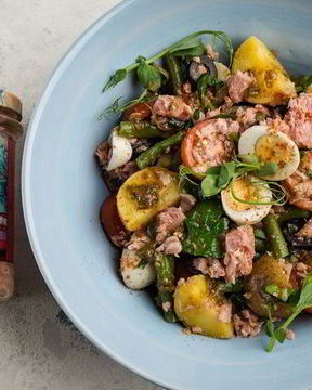 Салат с тунцом и пряной заправкой