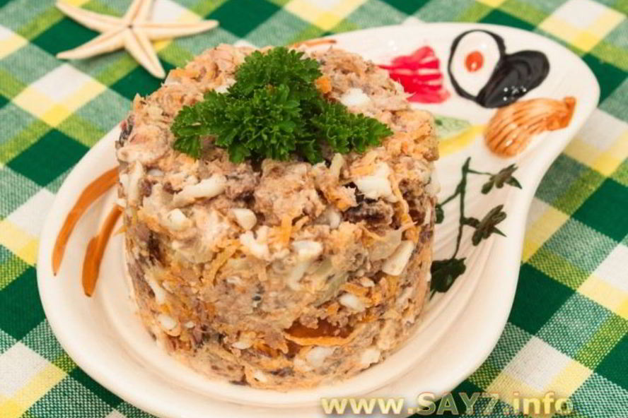 Рецепт салата с тунцом и сухариками