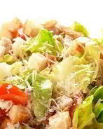 Классический салат Цезарь с курицей и сыром пармезан