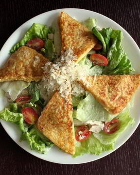 Салат Цезарь с французским тостом