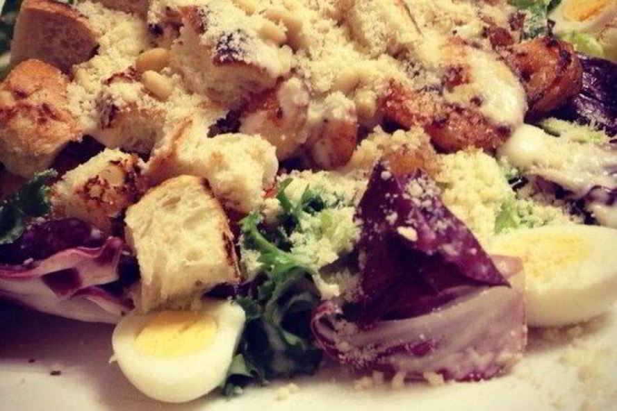 Рецепт салата цезарь с креветками и перепелиными яйцами