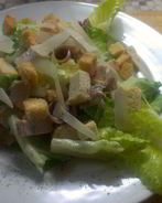 Салат Цезарь с куриной грудкой и анчоусами