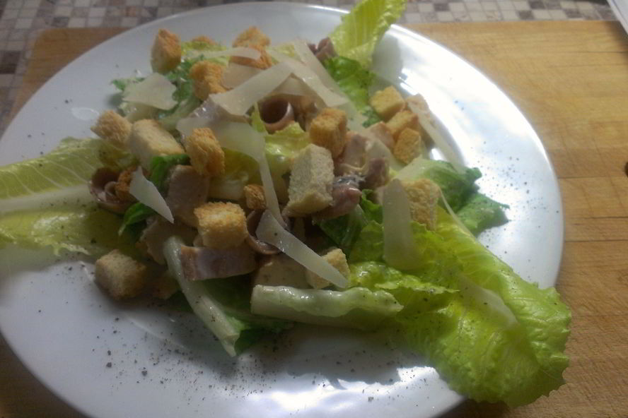 Рецепт салата цезарь с куриной грудкой и анчоусами