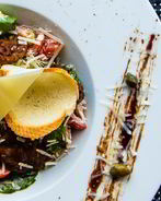 Салат Цезарь с куриной печенью