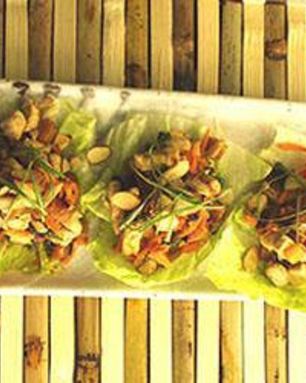 Салат Цезарь с курицей и черешней