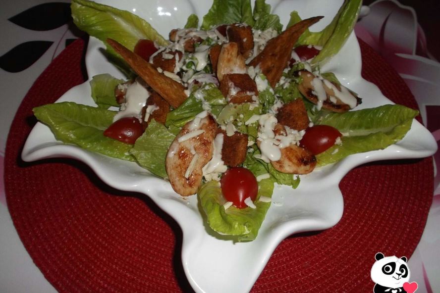 Рецепт салата цезарь с курицей, сухариками и гранатовым соусом