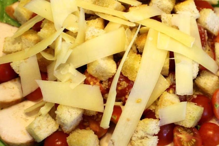 Рецепт салата цезарь с маринованной курицей