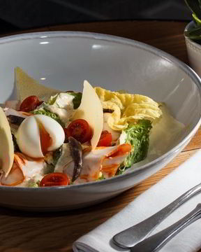 Утренний Цезарь с яйцом